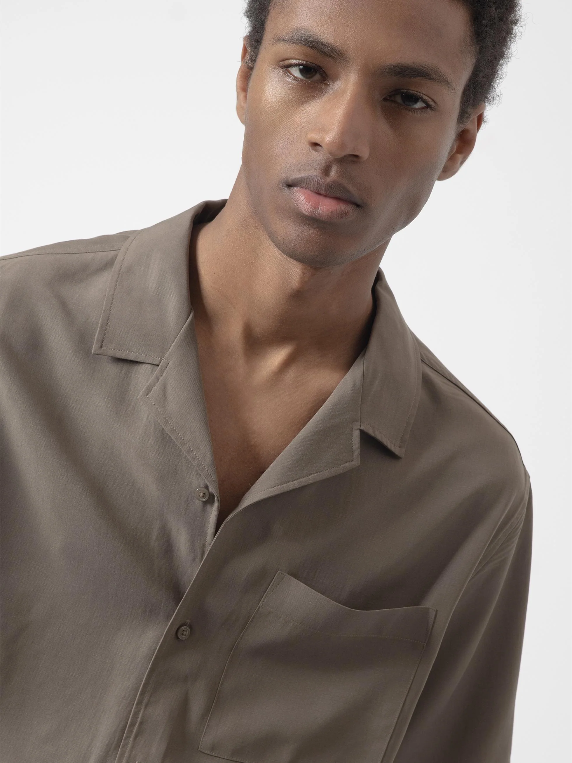 CAMISA SET CUELLO CUBANO CAQUI - Image 2