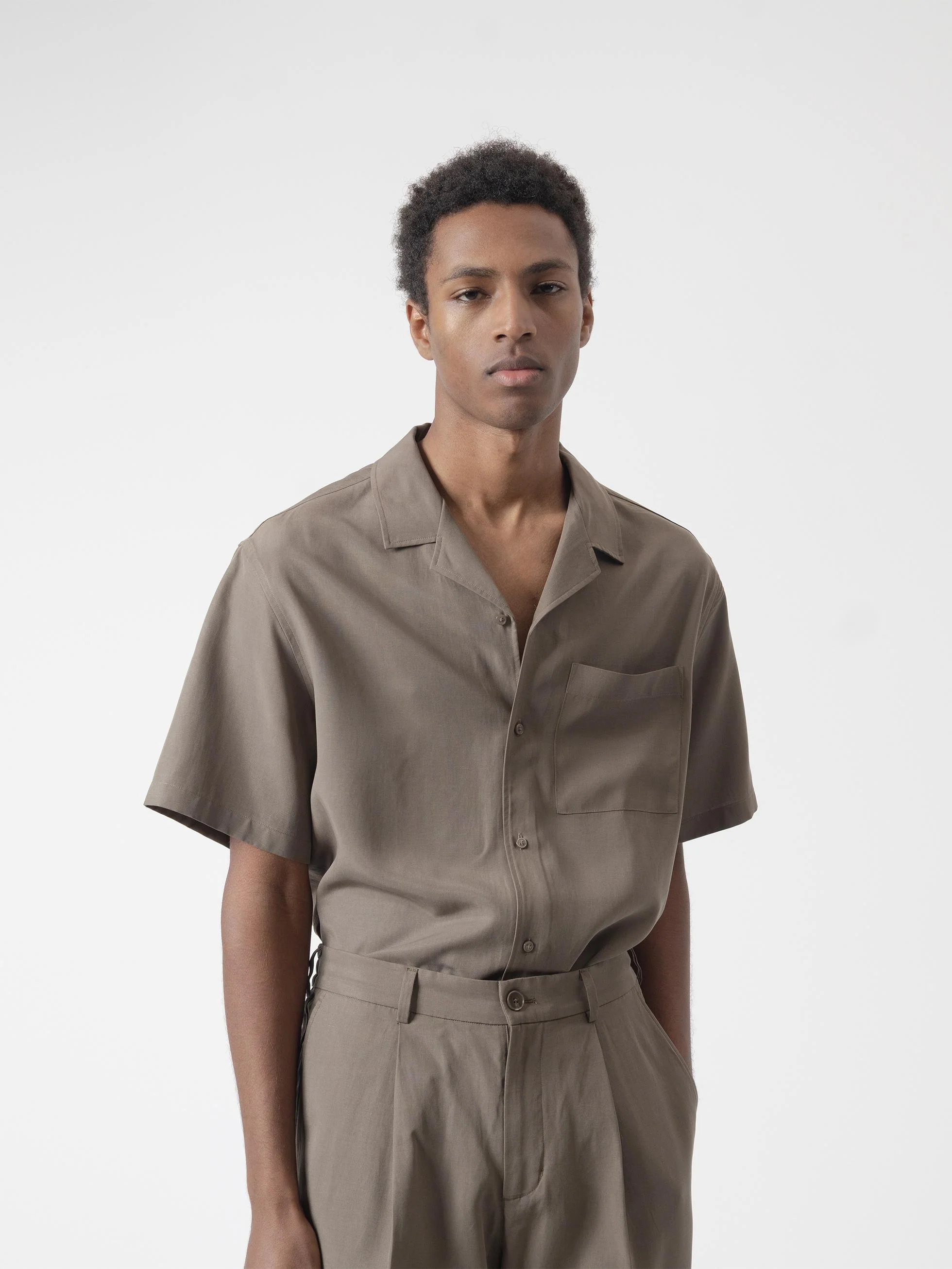 CAMISA SET CUELLO CUBANO CAQUI - Image 4