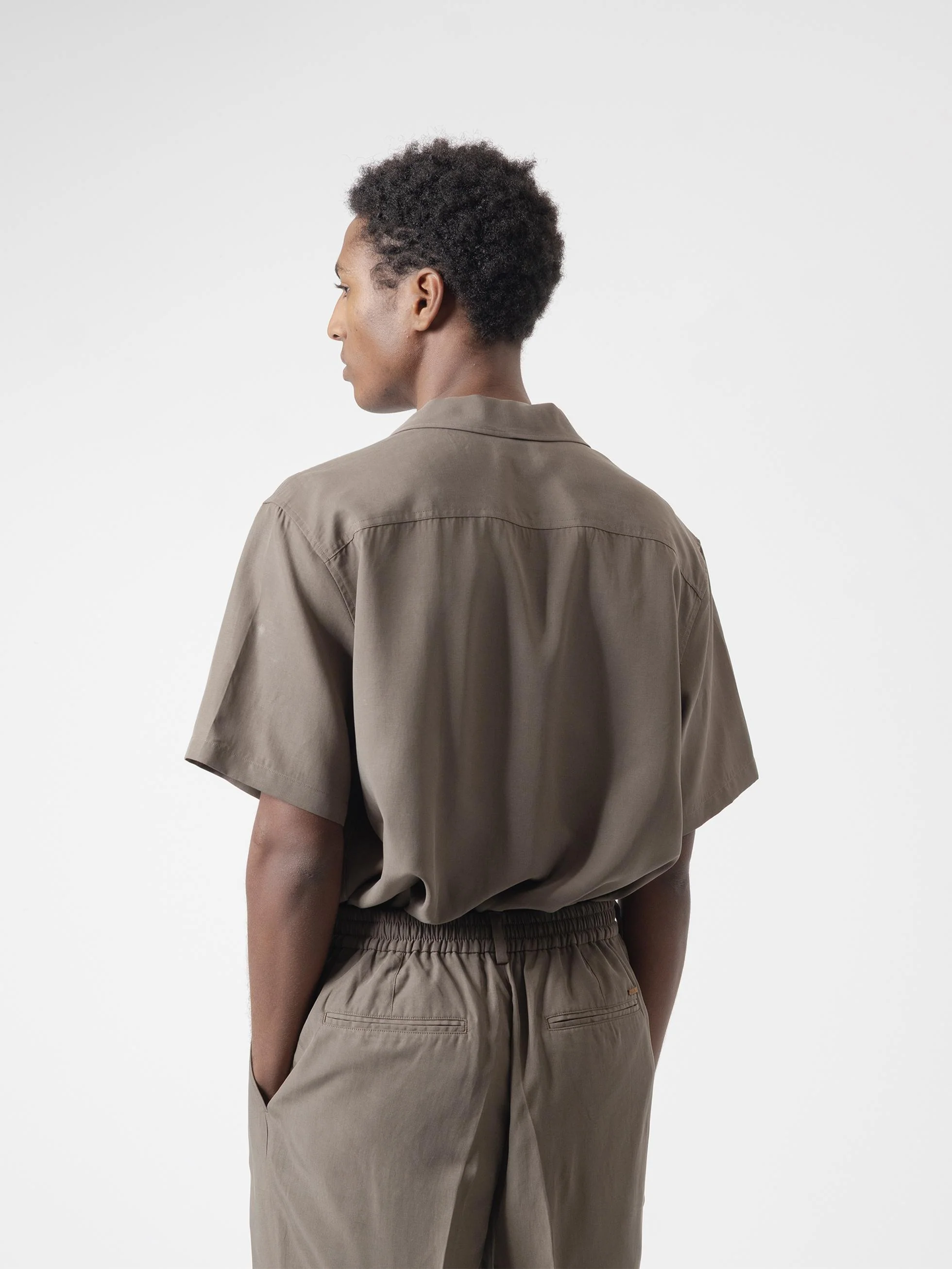 CAMISA SET CUELLO CUBANO CAQUI - Image 5