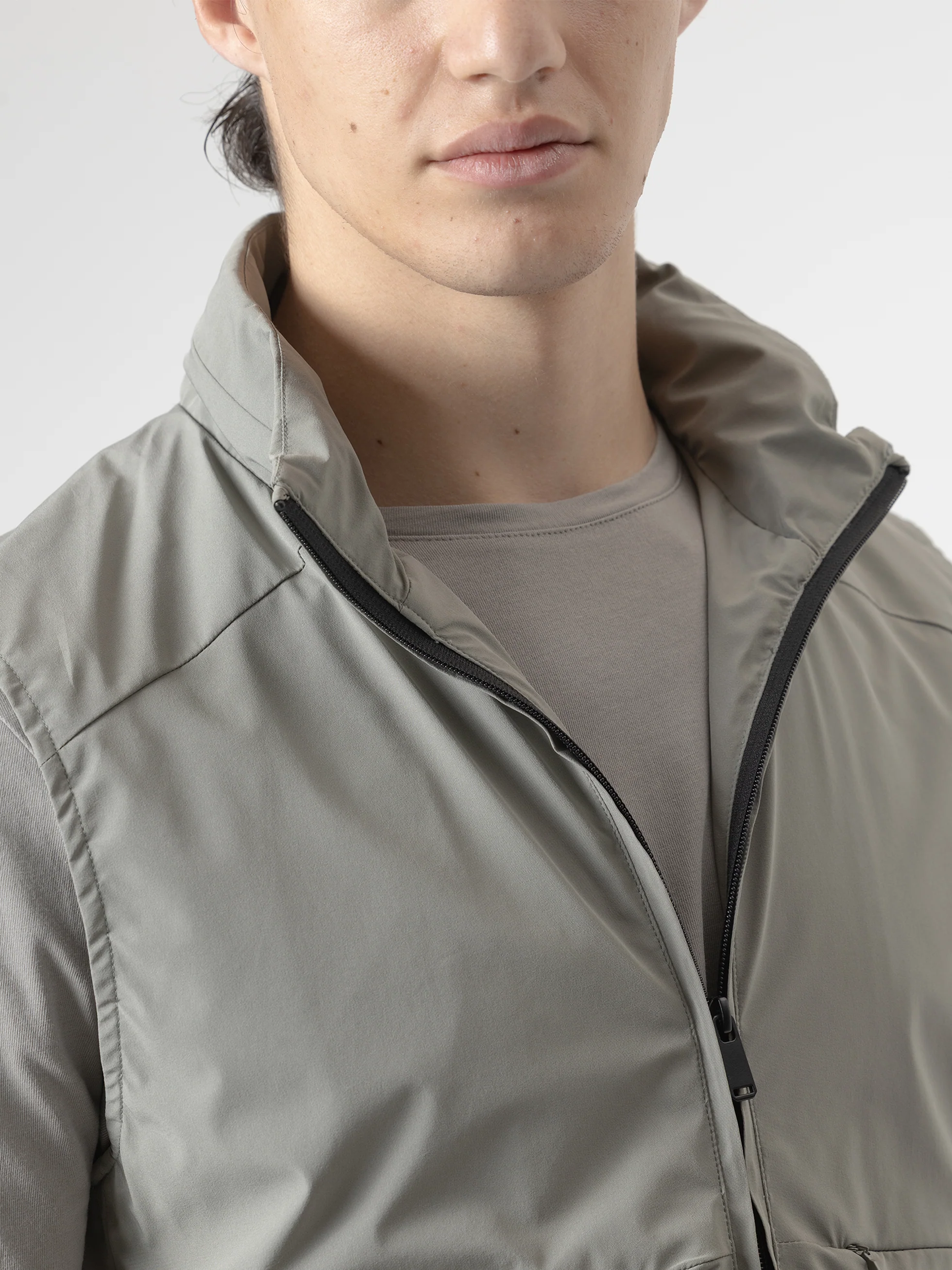 CHALECO TÉCNICO GRIS - Image 2