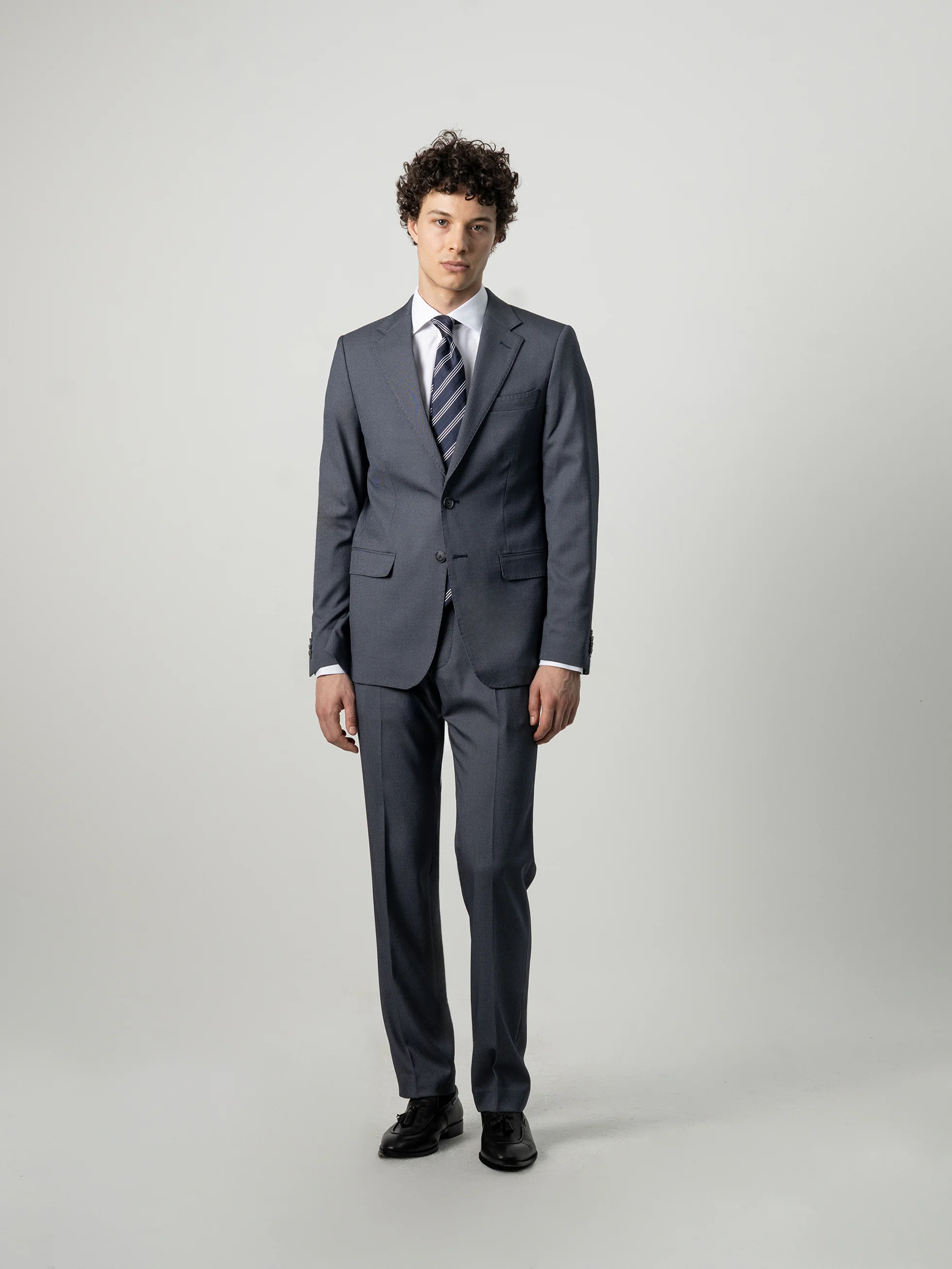 TRAJES